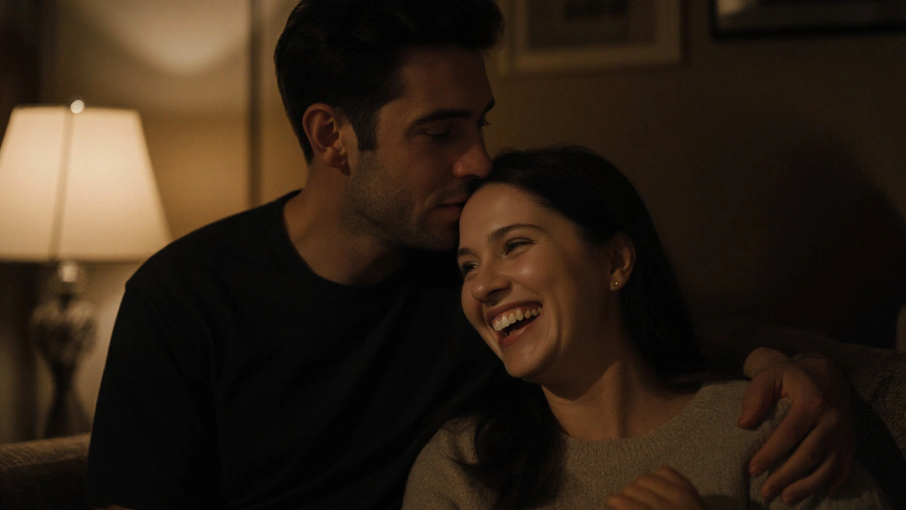 Pár se objímá večer, žena směje se s otevřeným úsměvem.