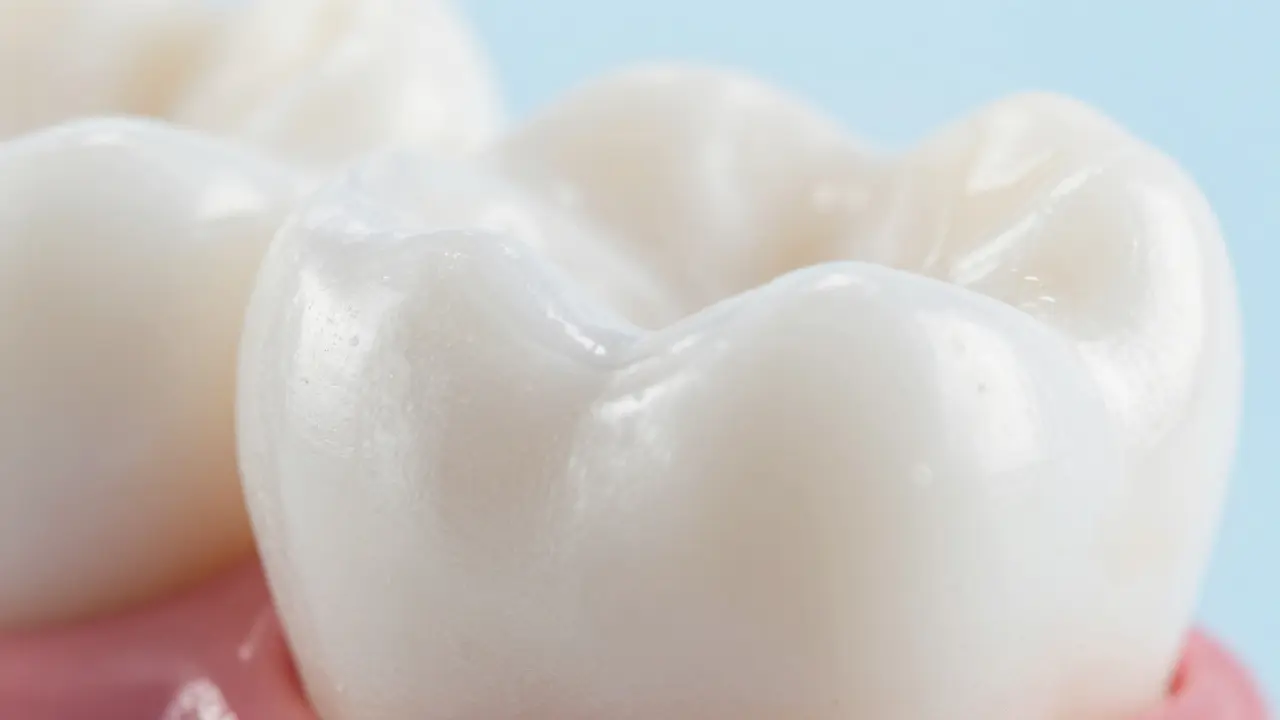 Jak odstranit kaz bez vrtání? Možnosti u mezizubních kazů