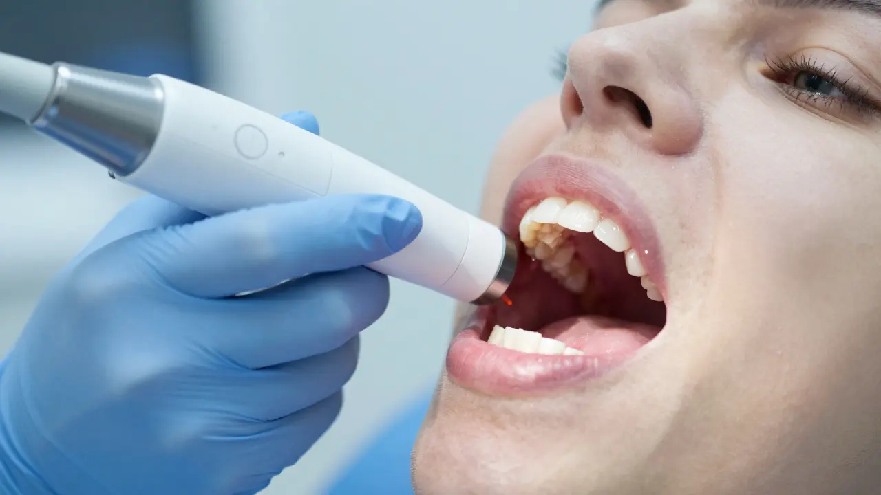 Jak se dělají zubní protézy? Průvodce výrobou a výběrem