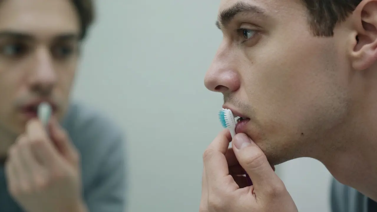Zubní fazety versus korunky: Které jsou pro vás lepší? Kompletní průvodce